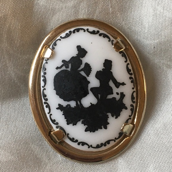 Jewelry - Beautiful gold tone silhouette brooch.